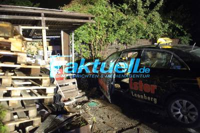 Taxifahrer versucht rollendes Auto zu stopppen, verwechselt Gas mit Bremse - eingeklemmt!