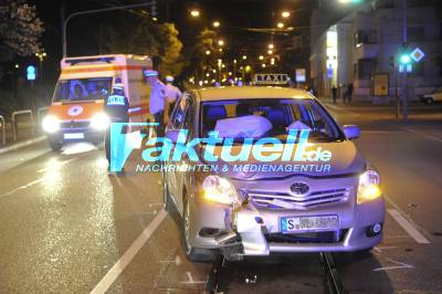 Verbotener Wende-Versuch - Taxi kracht in Smart - Smart landet auf Seite
