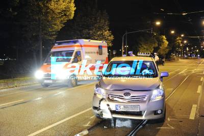 Verbotener Wende-Versuch - Taxi kracht in Smart - Smart landet auf Seite