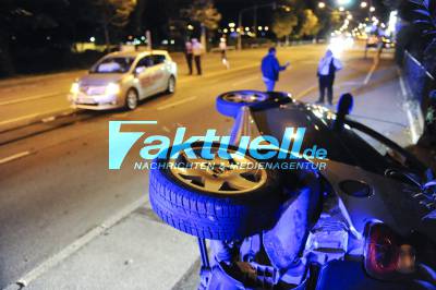 Verbotener Wende-Versuch - Taxi kracht in Smart - Smart landet auf Seite