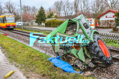 Tödliches Unfalldrama an Bahnübergang: Straßenbahn kracht in Traktor, dieser wird komplett zerrissen - Traktorfahrer stirbt - Mehrere Fahrgäste verletzt - Grosseinsatz mit Notfallseelsorgern