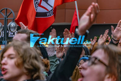 Demo gegen AFD in Stuttgart - Polizei -Wasserwerfer in Bereitstellung