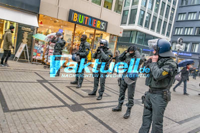 Demo gegen AFD in Stuttgart - Polizei -Wasserwerfer in Bereitstellung