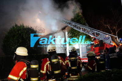 Dachstuhlbrand im Mehrfamilienhaus in Leinfelden, Feuerwehren mit zwei Drehleitern am Löschen, Bewohner in Sicherheit