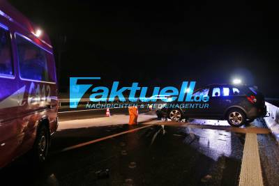 Unfall auf der A81 - Pkw kracht in Lkw - 2 Spuren für längere Zeit gesperrt