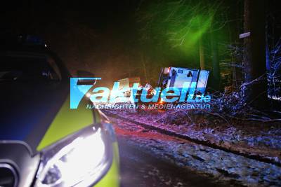 LKW kommt von schneebedeckter Fahrbahn ab und kippt um