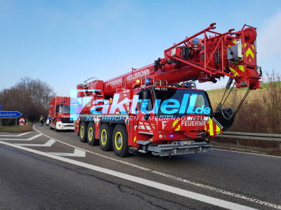 Videoupdate - Schwerer Auffahrunfall auf der A6 an der Auffahrt Sinsheim - 1 LKW Fahrer wurde eingeklemmt und mind. schwer Verletzt - 3 LKWs beteiligt