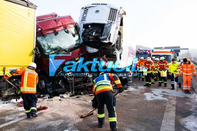 Videoupdate - Schwerer Auffahrunfall auf der A6 an der Auffahrt Sinsheim - 1 LKW Fahrer wurde eingeklemmt und mind. schwer Verletzt - 3 LKWs beteiligt