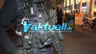 Terror-Verdacht in Karlsruhe: Spezialeinsatzkräfte mit Maschinengewehren sichern Karlsruher Weihnachtsmarkt - Verdächtige Wahrnehmung seitens der Polizei am Einkaufszentrum vor dem Weihnachtsmarkt