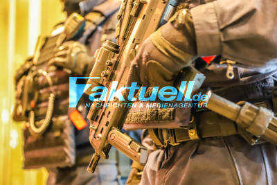 Terror-Verdacht in Karlsruhe: Spezialeinsatzkräfte mit Maschinengewehren sichern Karlsruher Weihnachtsmarkt - Verdächtige Wahrnehmung seitens der Polizei am Einkaufszentrum vor dem Weihnachtsmarkt