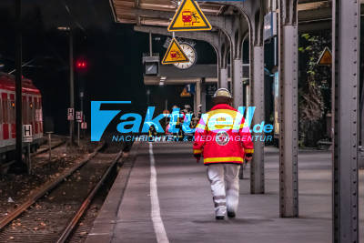 Gefährlicher Eingriff in den Bahnverkehr: Unfall mit S-Bahn in Bad Canstatt am Donnerstag Abend - Bahn Verkehr kommt zum erliegen - Eine Person verletzt