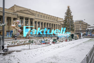 Winter-Impressionen am frühen Morgen in der Innenstadt - Weihnachtsmarkt und Schlossplatz