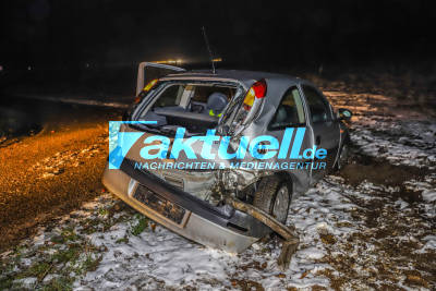 Schwerer Unfall während Schneefall: PKW kracht gegen Baum auf L556 bei Wiesental - Fahrer hat Glück im Unglück - Rettungskräfte im Einsatz