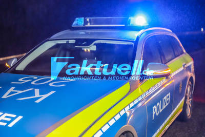Schwerer Unfall während Schneefall: PKW kracht gegen Baum auf L556 bei Wiesental - Fahrer hat Glück im Unglück - Rettungskräfte im Einsatz