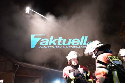 BILDERUPDATE: Brennender PKW verursacht Großbrand in Altstadt von Schafhausen, Feuerwehr kämpft in enger Bebauung gegen das Feuer, 2 Personen gerettet