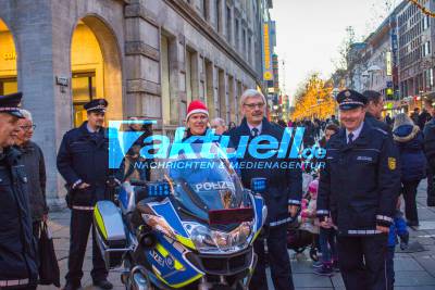Polizeipräsident Franz Lutz zu Gast - die Polizei präsentiert sich auf dem Stuttgarter Weihnachtsmarkt für den guten Zweck