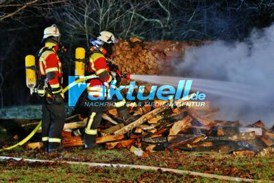 War der Brandstifter wieder am Werk? - Zwei Holzstapel gehen in Flammen auf - Nächtlicher Löschangriff in den Remshaldener Weinbergen