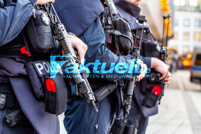 Harte Jungs und Maschinenpistolen - Symbolbilder Thema Polizei - Stuttgarter Weihnachtsmarkt