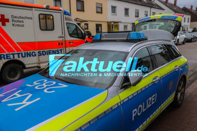 Spektakulärer Crash in Eggenstein: BMW kracht in Eingangstreppe im Vorgarten eines Wohnhauses - Fahrerin verletzt - Hoher Sachschaden - Rettungskräfte im Einsatz