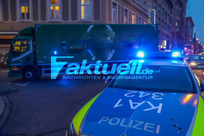 (Infoupdate) Fußgänger von Getränkelaster erfasst und eingeklemmt in Karlsruher Innenstadt: Rettungskräfte im Einsatz - Person verletzt befreit