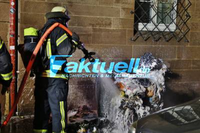 Mülleimer brennt an Hausfassade - War ein Feuerwerkskörper schuld ?