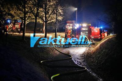 Wieder brennt ein Holzstapel im Rems-Murr Kreis - Nächtlicher Einsatz für die Feuerwehr Auenwald