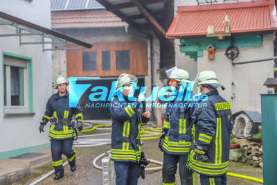 Scheunenvollbrand in dicht bebauter Wohnsiedlung: 1 Feuerwehrmann verletzt - Feuerwerkskörper als Brandursache?