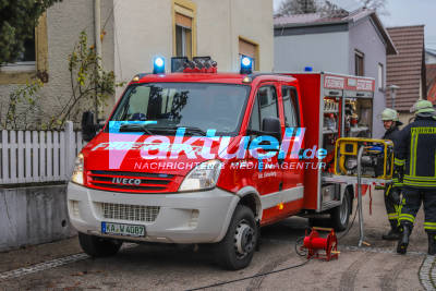 Scheunenvollbrand in dicht bebauter Wohnsiedlung: 1 Feuerwehrmann verletzt - Feuerwerkskörper als Brandursache?