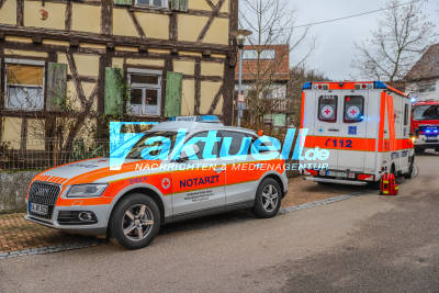 Scheunenvollbrand in dicht bebauter Wohnsiedlung: 1 Feuerwehrmann verletzt - Feuerwerkskörper als Brandursache?