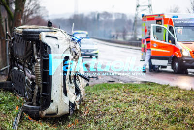 Ein schwerer Unfall auf der Landstraße bei Sirnau. Beide Insassen nur leicht verletzt.