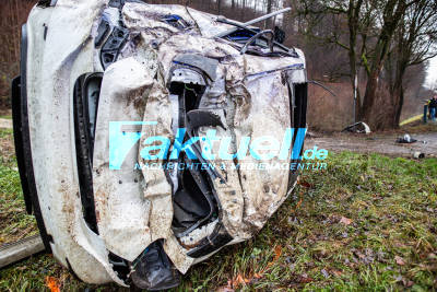 Ein schwerer Unfall auf der Landstraße bei Sirnau. Beide Insassen nur leicht verletzt.