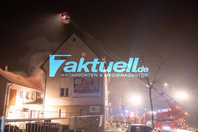 Brand zwischen zwei Gebäuden und an Gebäudefassade, 10 Personen aus Wohnhaus evakuiert, 7. Einsatz für Feuerwehr Backnang