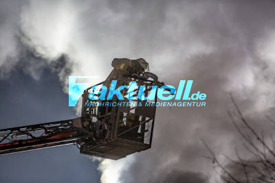 Dachstuhlbrand in Bietigheim - Flammen schlagen aus Dach