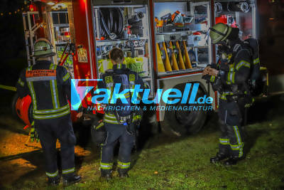 Gartenhüttenbrand fordert Einsatz der Feuerwehr Bretten: Gartenhütte und Rasentraktor fallen Flammen zum Opfer - Brandursache unklar