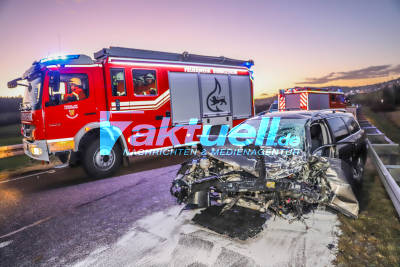 Tödlicher Frontalcrash auf Bundesstraße: Transporter kracht in VW und wird auf Leitplanken gehoben - Motorblock von VW wird herausgerissen - 1 Toter und 2 Schwerverletzte
