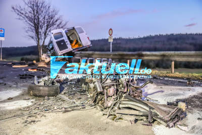 Tödlicher Frontalcrash auf Bundesstraße: Transporter kracht in VW und wird auf Leitplanken gehoben - Motorblock von VW wird herausgerissen - 1 Toter und 2 Schwerverletzte