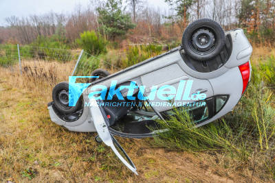 Schwerer Unfall bei Waghäusel: PKW auf Landstraße mehrfach überschlagen - Fahrerin verletzt - Rettungskräfte im Einsatz