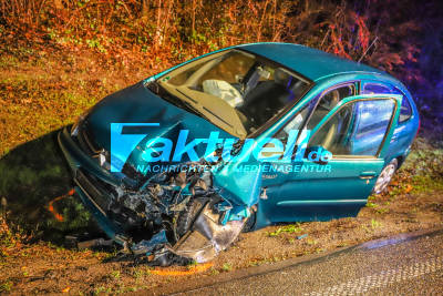 (INFOUPDATE) Schwerer Frontalcrash auf B35 bei Bretten: Citroen schleudert nach Frontalunfall mit BMW in Straßengraben - 2 Verletzte - Feuerwehr im Einsatz