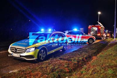 Schwerer Unfall in Weinstadt - Pkw kommt von der Fahrbahn ab und schanzt in die Umzäunung eines Baumarktes