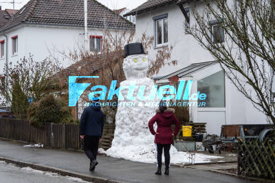 Big Snowman - Symbolbilder - Großer Schneemann löst Bewunderung der Vorbeigehenden aus - Winter (Winterwetter)