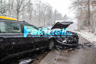 S-Klasse kollidiert mit VW auf der Kirchheimer Strasse Nahe der Ruhbank - 3 Verletzte