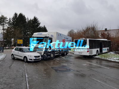  Glätte führt zu einem Unfallchaos an der Kreuzung - 2 Unfälle an einer Stelle mit LKW, Linienbus und 2 PKW durch Schneematsch