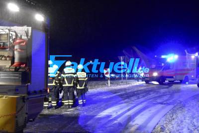 [FOTOUPDATE] Glatteis: Feuerwehrkamerad landet im Graben nach Unfall mit Mercedes im Schneegestöber