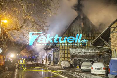 Großbrand zerstört Gebäude in Neustetten - Meterhohe Flammen schlagen in den Nachhimmel - Fahrzeuge und Straße frieren durch Löschwasser komplett ein