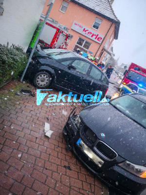 Schwerer Crash in Bad Schönborn: PKW kracht in Hauswand nach Vorfahrtsverletzung - Rettungskräfte im Grosseinsatz