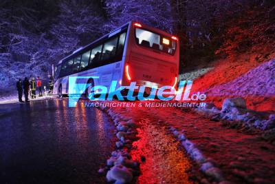Glätte im Rems Murr Kreis - Reisebus kommt von der Fahrbahn ab und landet im Graben, PKW stürzt 6 Meter Böschung runter