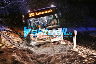 Glätte im Rems Murr Kreis - Reisebus kommt von der Fahrbahn ab und landet im Graben, PKW stürzt 6 Meter Böschung runter