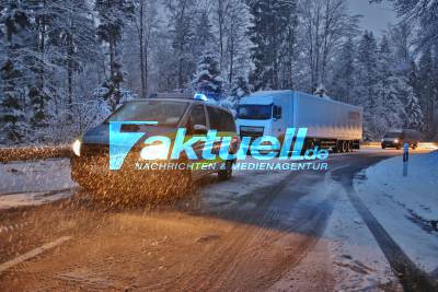 Lkw überschlägt sich auf der Landstraße - Stundenlange Vollsperrung in beide Richtungen