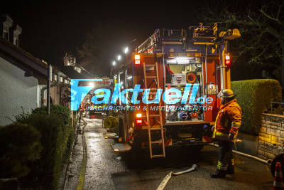 Tödlicher Brand in Steinheim: Person stirbt nach Feuer in einem Reihenhaus - Feuerwehr im Einsatz