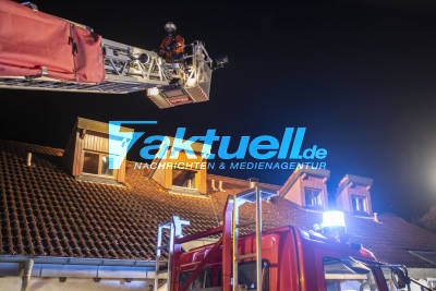 Tödlicher Brand in Steinheim: Person stirbt nach Feuer in einem Reihenhaus - Feuerwehr im Einsatz